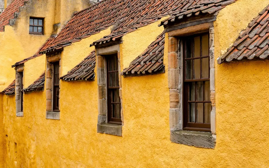 The yellow-ochre houses of Culross, an Outlander filming location